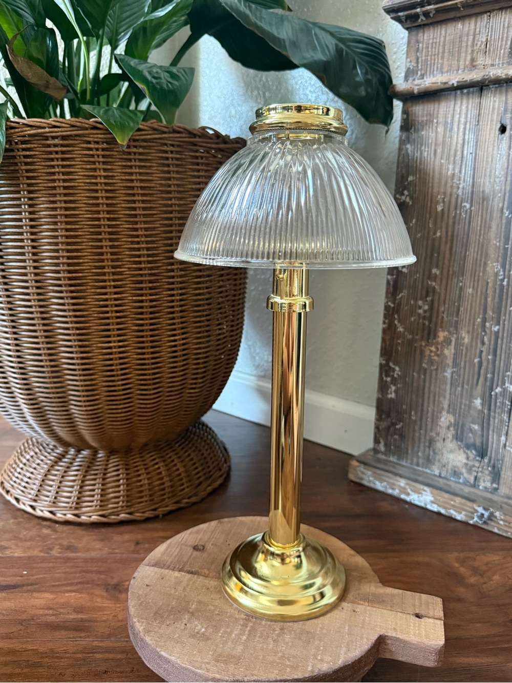 PARTYLITE BRASS GASLIGHT SPRING-LOADED CANDLE HOLDER WITH FLUTED GLASS SHADE